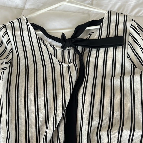 Straight cut, flared sleeve blouse with black tie up in back. Green Envelope. - Picture 6 of 10